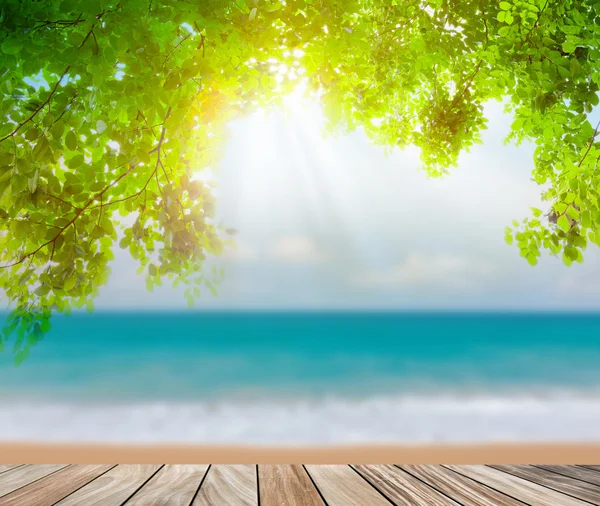 Terraço de madeira na praia mar e luz do sol — Fotografia de Stock