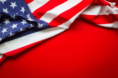 Kırmızı arkaplanda Amerikan bayrağı