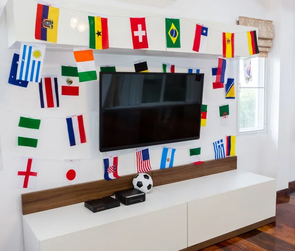 Moderne ruimte met tv en vlaggen voor voetbal kampioenschap 2014 — Stockfoto