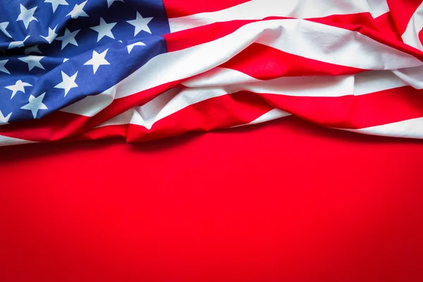 Американский флаг на красном фоне — стоковое фото