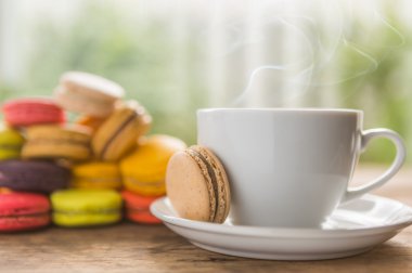 kahve ile renkli macarons Fransız