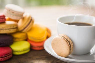kahve ile renkli macarons Fransız