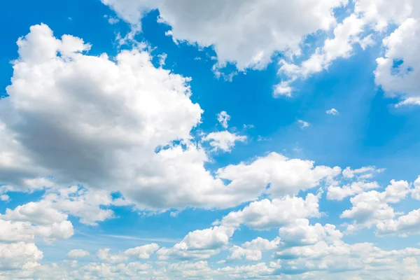 Nuvem no céu azul — Fotografia de Stock