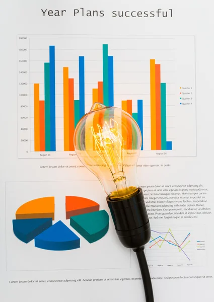 Lâmpada com gráfico de negócios — Fotografia de Stock
