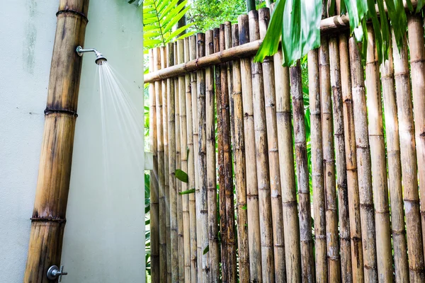 Chuveiro tropical ao ar livre cercado por paredes de bambu — Fotografia de Stock