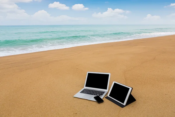 Portatile, tablet e smartphone in spiaggia durante l'estate — Foto Stock