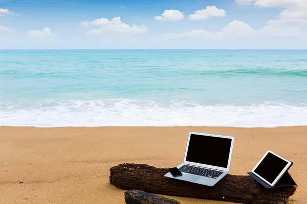 笔记本电脑、 平板电脑和智能手机在夏天的时候沙滩上 — 图库照片