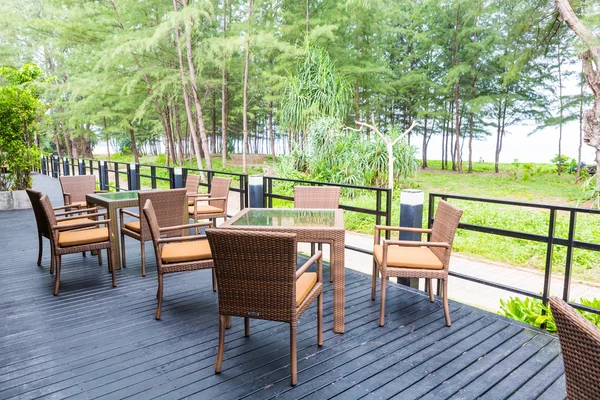 Café de plage avec des tables et des chaises placées au bord de la mer — Photo