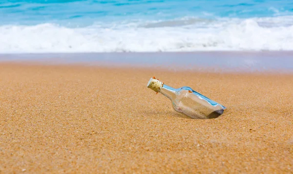 Botella en una playa — Foto de Stock