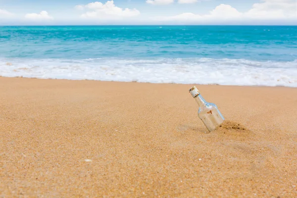 Fles op een strand — Stockfoto