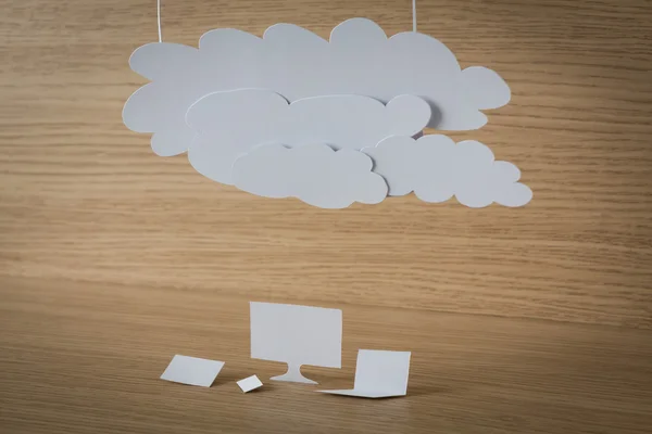 Papierschnitt des Cloud-Computing-Konzepts auf Holz — Stockfoto