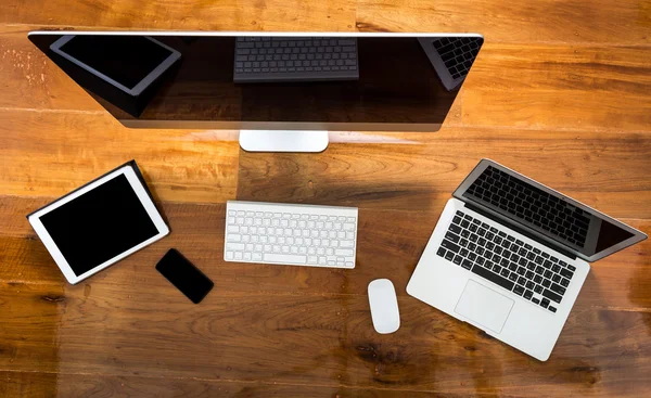 Számítógép, laptop, tablet, szúró telefon, a fa asztal — Stock Fotó