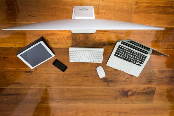 Számítógép, laptop, tablet, szúró telefon, a fa asztal — Stock Fotó