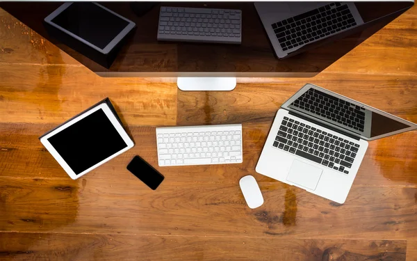 Ordenador, ordenador portátil, tableta, teléfono inteligente en la mesa de madera —  Fotos de Stock