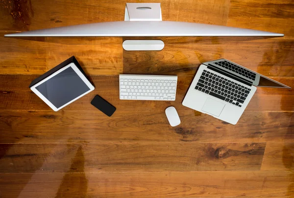 Компьютер, ноутбук, планшет, смартфон на деревянном столе — стоковое фото