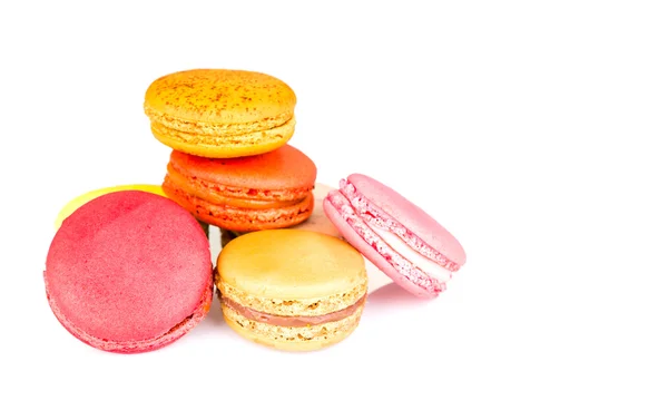 Macarons coloridos franceses no fundo branco — Fotografia de Stock