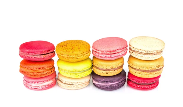 Macarons coloridos franceses no fundo branco — Fotografia de Stock