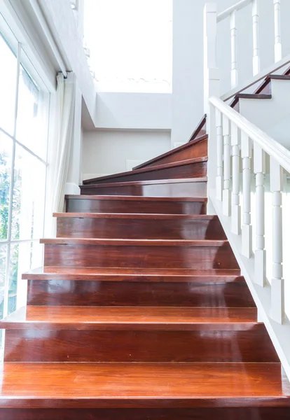 Interieur houten trappen en leuning — Stockfoto