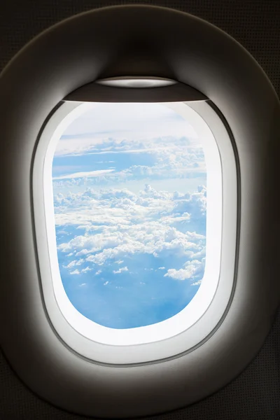 Janela de avião com vista em nuvem — Fotografia de Stock