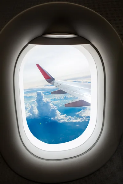 Janela de avião com vista em nuvem — Fotografia de Stock