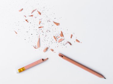 beyaz kağıt üzerine kırık kalem