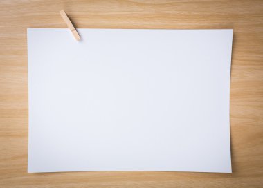 ahşap arka plan üzerinde beyaz kağıt