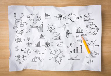 Beyaz buruşuk kağıt kalem ve bir tahta üzerinde çizim grafik ile