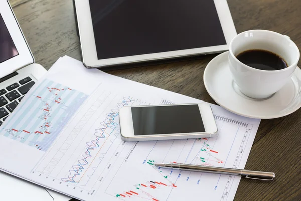 Laptop, tablet, smartphone e xícara de café com documentação financeira — Fotografia de Stock