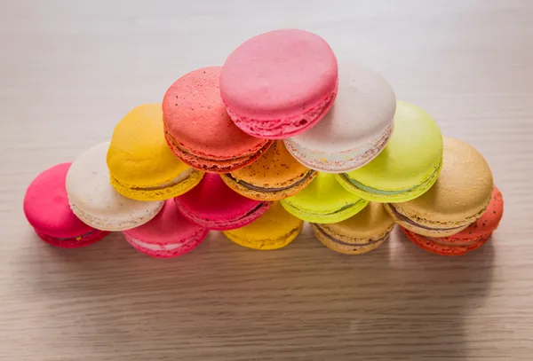 Macarons coloridos franceses na mesa de madeira — Fotografia de Stock