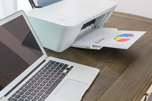 Printer en laptop op houten tafel — Stockfoto