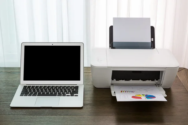 Drucker und Laptop auf Holztisch — Stockfoto