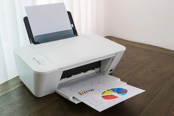 Drucker mit Finanzunterlagen auf einem Holztisch — Stockfoto
