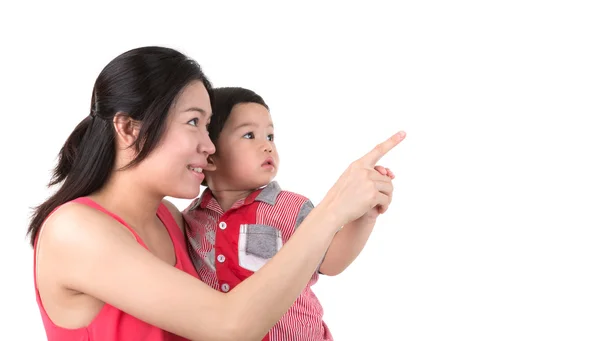 Мати тримає хлопчика, показуючи щось ізольоване на білому фоні — стокове фото