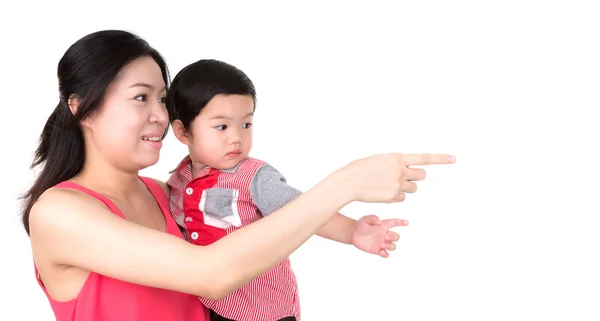 Madre holding ragazzo mostrando qualcosa isolato su bianco backgrou — Foto Stock