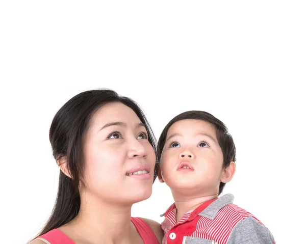 Feliz mãe segurando menino olhando para cima isolado no branco backgrou — Fotografia de Stock