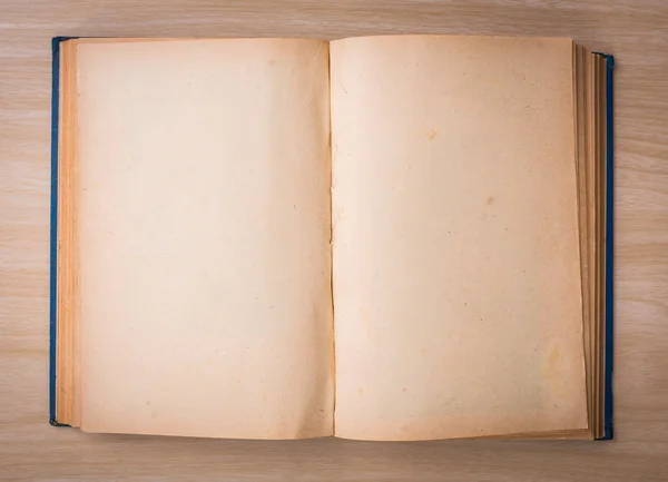 Ανοίξτε τις κενές σελίδες του το παλιό βιβλίο σε ξύλο φόντο — Φωτογραφία Αρχείου