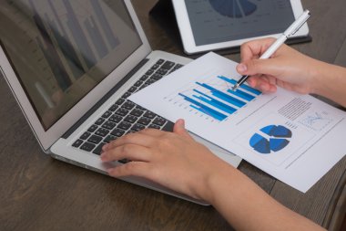 yakın çekim iş kişinin dijital tablet ve laptop ile kullanma
