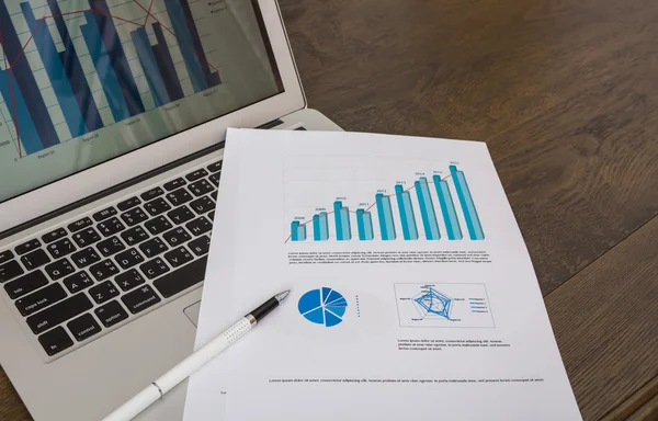 Finanční mapy na stole s tabletem a notebookem — Stock fotografie