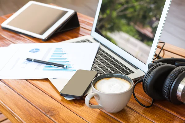 Laptop, tablet , smartphone and coffee cup with financial docume — Stock Photo, Image