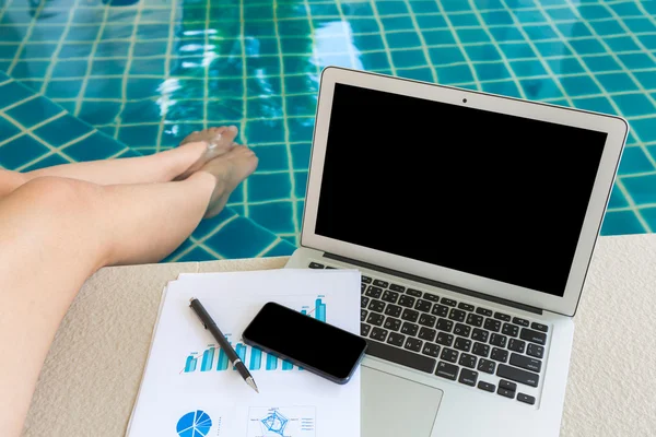 Vrouw werken met laptopcomputer en financiële documenten sitti — Stockfoto