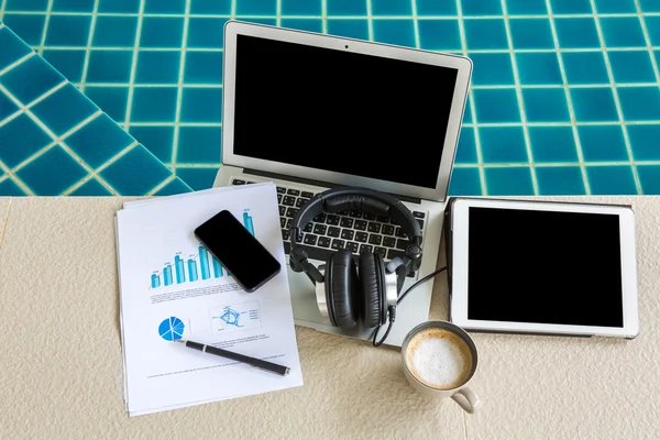 Laptop, Tablet PC, smartphone en koffie beker met financiële docume — Stockfoto