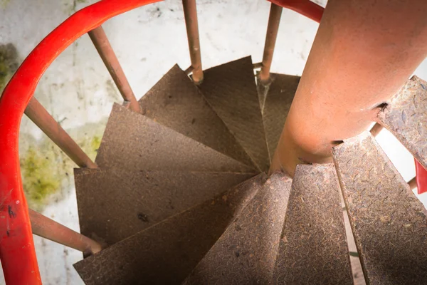 Старая винтовая лестница — стоковое фото
