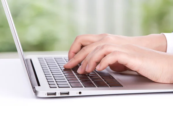 Nahaufnahme einer Geschäftsfrau beim Tippen auf der Laptop-Tastatur — Stockfoto