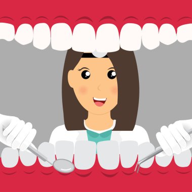 Diş hekimi aletleri tutuyor ve hasta dişlerini inceliyor. Hasta ağzı içeride. Diş muayenesi konsepti.