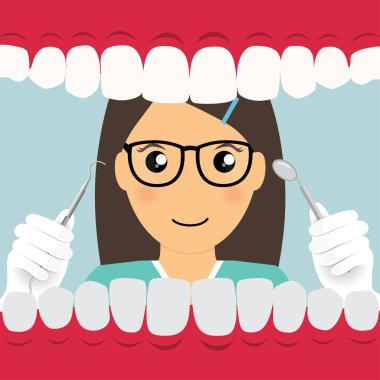 Diş hekimi aletleri tutuyor ve hasta dişlerini inceliyor. Hasta ağzı içeride. Diş muayenesi konsepti.