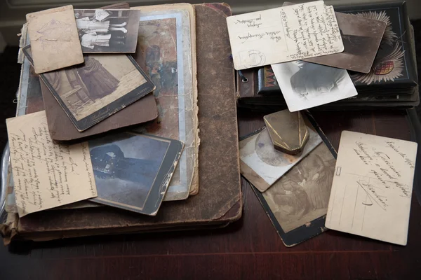 Fotos antigas, cartões postais e cartas . — Fotografia de Stock