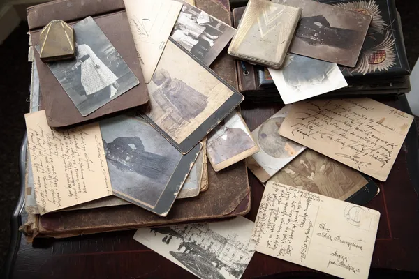 Anciennes photos, cartes postales et lettres . — Photo