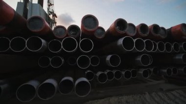 Petrol ve gaz endüstrisindeki bir petrol platformunda sondaj sondajı operasyonu.