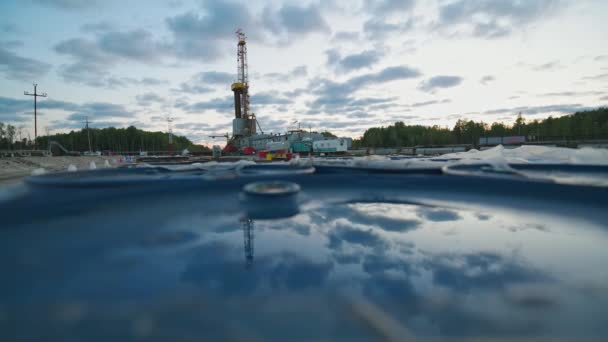 日落时一般拍摄的石油钻机。工业景观中的云彩飘扬. — 图库视频影像