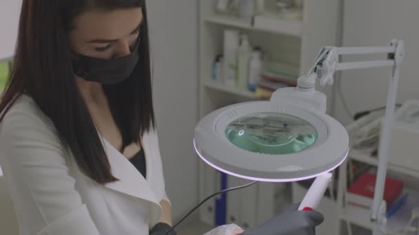 Güzellik uzmanı hastaların cildine mikroenjeksiyon işlemi uygular.. — Stok video